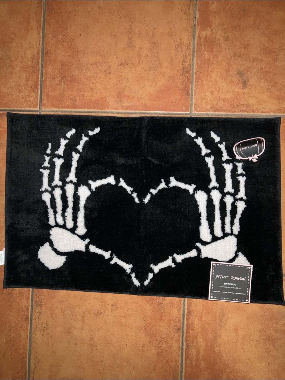 🖤Betsey Johnson plush bath rug skeleton hands Halloween bath mat NWT
